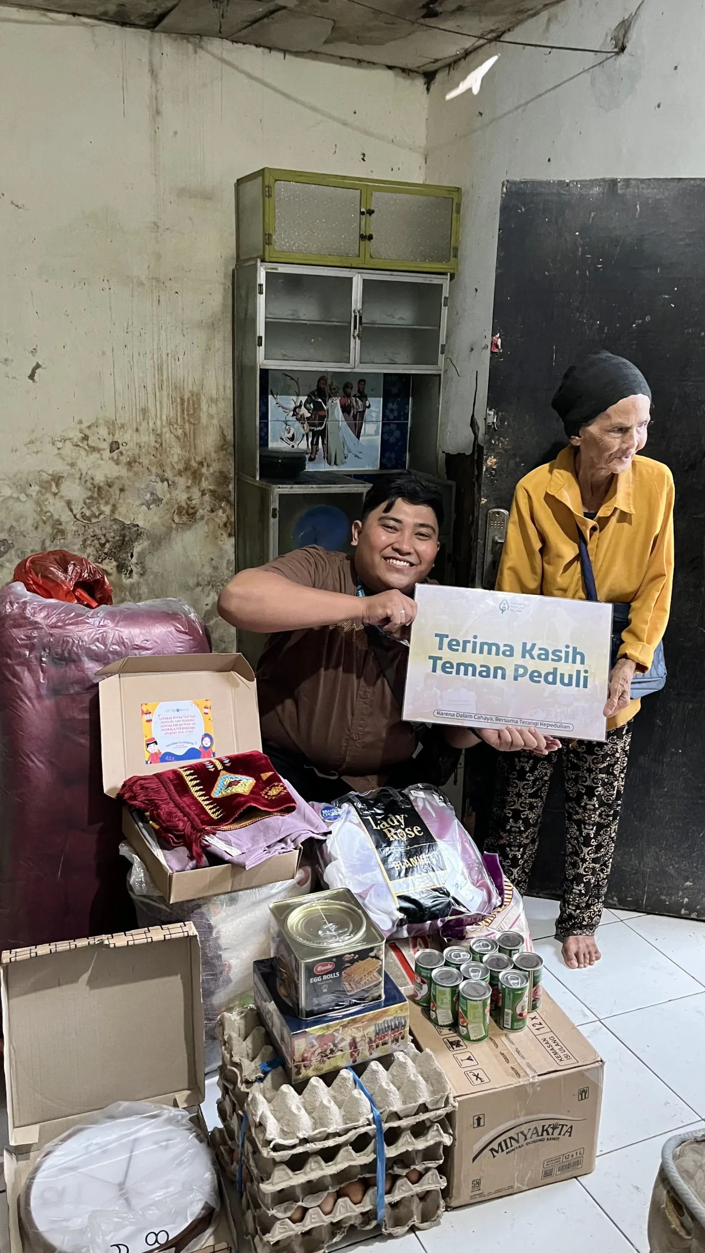 Penyaluran donasi untuk lansia