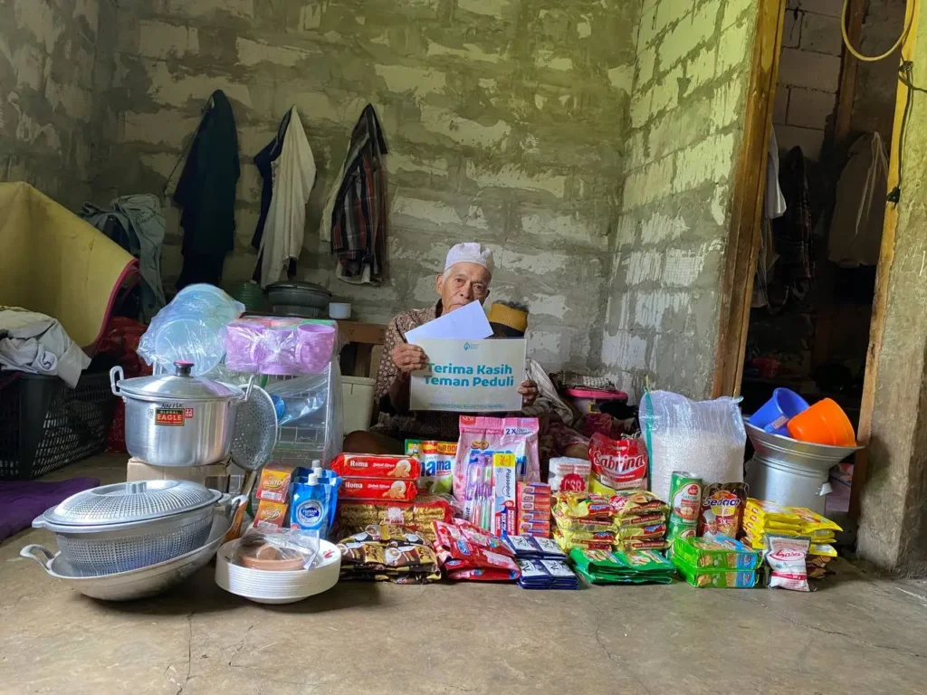 Penyaluran donasi untuk lansia