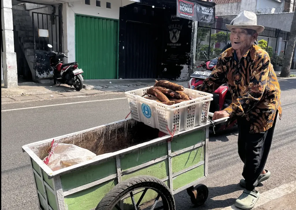 Donasi lansia krisis ekonomi